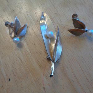 KREMENTZ BROOCH AND SCREW BACK EARRINGS